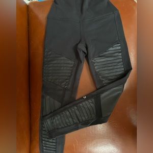 Alo HW Black 7/8 Moto leggings XS